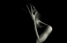 Γυναίκα που κρύβει το πρόσωπό της