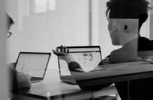 Τρεις βασικοί λόγοι για τους οποίους η Gen Z απολύεται από τον εργασιακό χώρο