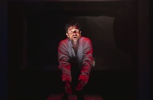 Ο Ορφέας Αυγουστίδης πρωταγωνιστεί στον «Άσχημο» στο Νέο Θέατρο Κατερίνας Βασιλάκου