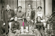 Ο Κωνσταντίνος Μαρκουλάκης πρωταγωνιστεί και σκηνοθετεί την παράσταση στο Βρετάνια