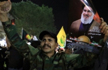 Ιρανός παραστρατιωτικός κρατάει φωτογραφία του πρώην ηγέτη της Χαζμπολάχ, Χασάν Νασράλα