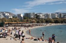 Ξεχύθηκαν στις παραλίες οι Αθηναίοι μετά το πέρας της παρέλασης για την επέτειο της 28ης Οκτωβρίου