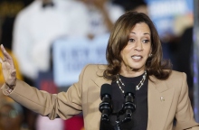 η αντιπρόεδρος των ΗΠΑ και υποψήφια πρόεδρος  Κάμαλα Χάρις