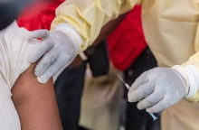 ιατρος εμβολιαζει ασθενη