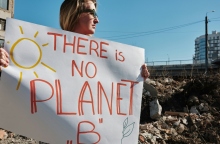 γυναικα κραταει πλακατ