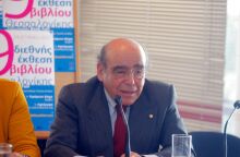 Υπήρξε ένας από τους 32 ανθρώπους του πνεύματος που το 2011 είχαν συνυπογράψει το κείμενο Τολμήστε![18], το οποίο απέρριπτε τις διαδηλώσεις στις πλατείες, και καλούσε να σταματήσουν "οι λαϊκισμοί και η ανευθυνότητα" ώστε να ομονοήσουν οι πολιτικές δυνάμεις και να συνεχιστεί η πορεία της χώρας στην Ευρώπη ανεξαρτήτως του Μνημονίου, για το "μέλλον των παιδιών μας".[19][20]