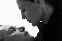 Η Μαρία Ναυπλιώτου και ο Γιώργος Αλεξανδρής στην παράσταση «Το Ακρωτήρι», στο θέατρο Ιλίσια