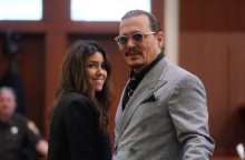 Ο Τζόνι Ντεπ και η δικηγόρος του Καμίλα Βάσκεζ 