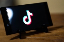 Γάλλοι γονείς των οποίων τα παιδιά αυτοκτόνησαν μηνύουν το TikTok για επιβλαβές περιεχόμενο