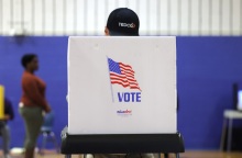 Εκλογές ΗΠΑ 2024: Οι αναρτήσεις Τραμπ και Χάρις - «Μείνετε στην ουρά», «Χτυπήστε πόρτες»