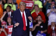 Εκλογές ΗΠΑ 2024: Οι σύμβουλοι του Τραμπ τον παροτρύνουν να κηρύξει την νίκη πρόωρα την νύχτα των εκλογών