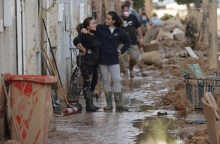 Ισπανία: Ομάδες πολιτών περιπολούν την πλημμυροπαθή Παϊπόρτα τη νύχτα υπό το φόβο κλοπών