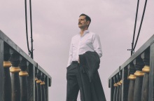 Manolis στο ΚΘΒΕ- μια παράσταση αφιερωμένη στον Μανώλη Χιώτη: οι πρώτες αποκλειστικές φωτογραφίες