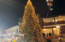 Χαλκιδική: Άναψε στον Ταξιάρχη το πρώτο χριστουγεννιάτικο δέντρο στην Ελλάδα