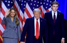 Ο Ντόναλντ Τραμπ με την σύζυγό του Μελάνια Τραμπ και τον γιο τους Μπάρον