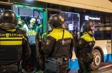 ολλανδοι αστυνομικοι, λεωφορείο, επιβάτες