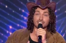 τραγουδιστης σε talent show