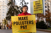 ακτιβιστης κραταει πανο