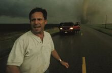 Σαν Σήμερα: Γεννιέται ο Τιμ Σαμαράς ο Έλληνας που σκοτώθηκε κυνηγώντας ανεμοστρόβιλους...