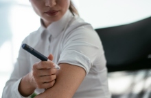 γυναικα κανει ενεση ινσουλινης