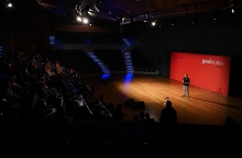 ομιλητης σε γεμάτο αμφιθεατρο 