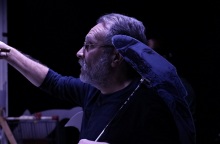 Ο Άθως Δανέλλης ενσαρκώνει τις φιγούρες στο έργο «Στη σκιά του Λούσια» στο Από Μηχανής Θέατρο