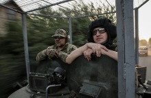 ρωσοι στρατιωτες πανω σε άρμα