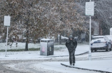ανδρας περπαταει στα χιονια