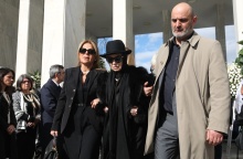 Υποβασταζόμενη η σύζυγος του Δημήτρη Σούρα στην κηδεία του