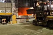 κλαρκ ξεφορτωνει πακετα σε κλιβανο