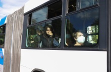 Οδηγός λεωφορείου έσωσε κοπέλα που παρενοχλούσαν νεαροί