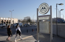 περαστικοι περπατανε μπροστα απο σταθμο μετρο