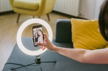 δυο κοριτσια τραβανε selfie