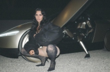 Η Κιμ Καρντάσιαν μπροστα σε αυτοκινητο Tesla, ρομποτ