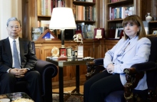 Η Κατερίνα Σακελλαροπούλου με τον Zhao Leji στο προεδρικό Μέγαρο