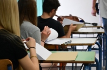 μαθητες στα θρανια δινουν εξετάσεις