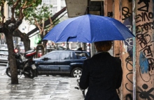 γυναικα κραταει ομπρέλα