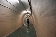 ανδρας περπαταει σε υπογειο καταφυγιο πολεμου