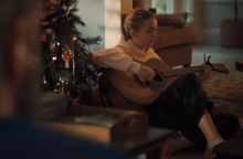 κοριτσι παιζει κιθαρα