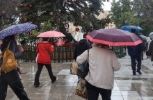 βροχη, περαστικοι, ομπρελες