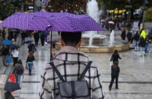 βροχή, περαστικοί, ομπρέλες