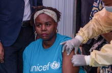 κάτοικος του Κονγκο εμβολιάζεται