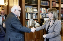 Η Κατερίνα Σακελλαροπούλου με τον Πρόεδρό της ΕΣΑμεΑ, Ιωάννη Βαρδακαστάνη