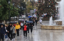 κοσμος με ομπρελες στο Συνταγμα