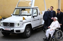 Ο Πάπας Φραγκίσκος διπλα σε αυτοκινητο