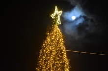 Πανσέληνος πίσω από χριστουγεννιάτικο δέντρο 