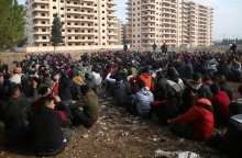 κρατουμενοι καθισμενοι στο εδαφος