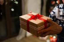 Χέρια κρατούν ένα δώρο