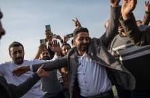 Κάτοικοι της Συρίας πανηγυρίζουν την πτώση του καθεστώτος Άσαντ