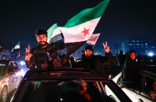 Κάτοικοι της Συρίας πανηγυρίζουν την πτώση του καθεστώτος Άσαντ